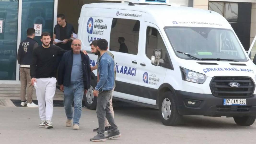 Antalya’da Aile Katliamı Zanlısı Polis Adliyede Sessiz Kaldı! 3
